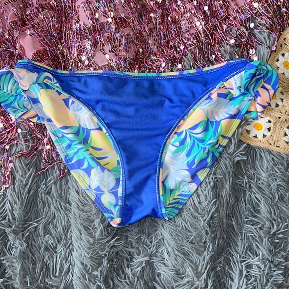 cute hawaiian bikini bottoms ! 🏄🏼‍♀️🫧 - Picture 5 of 6